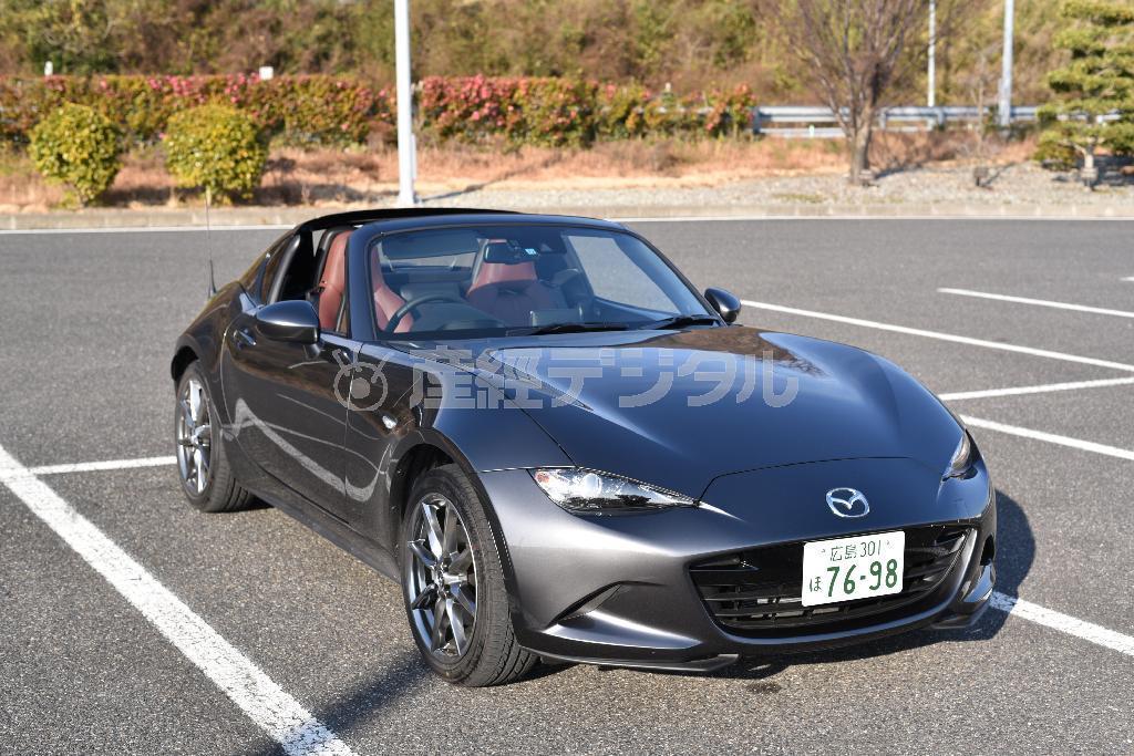 新色のマシーングレーメタリックは光の加減でガンメタにも黒にも見える不思議な色合い。ボディの抑揚がよくわかる色でもある。ロードスターＲＦ