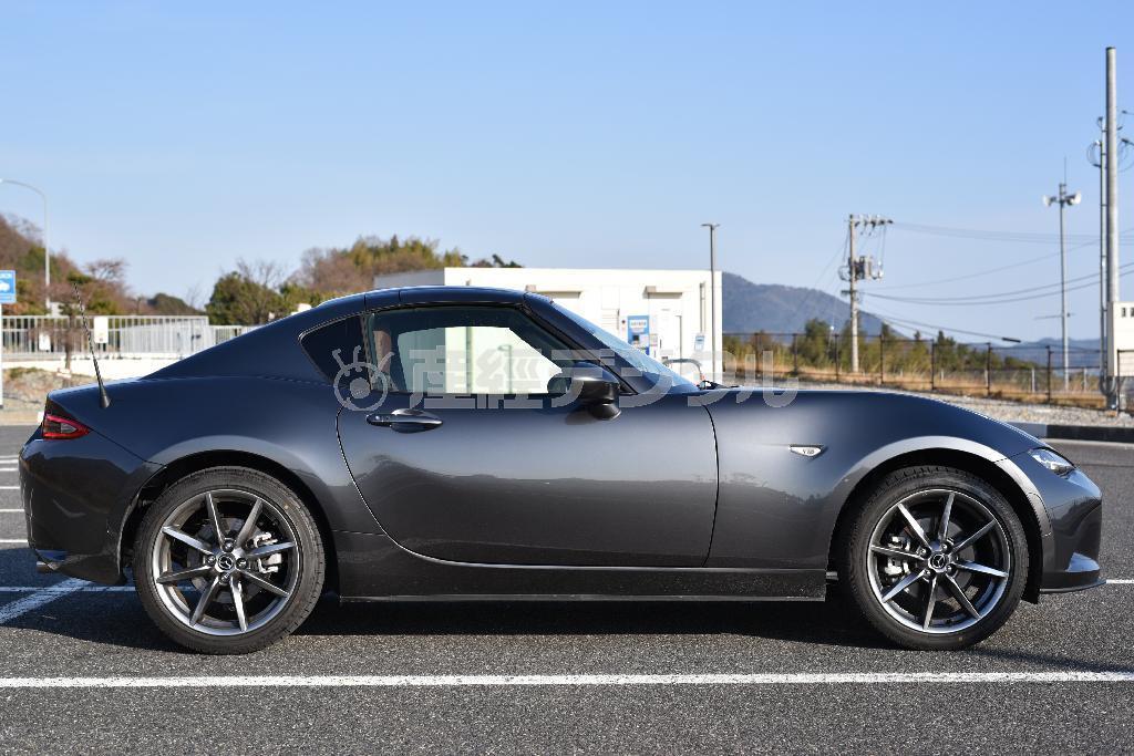 ルーフの分割線が見えなければ屋根が開くとは思えないほどに形が整っている。ロードスターＲＦ