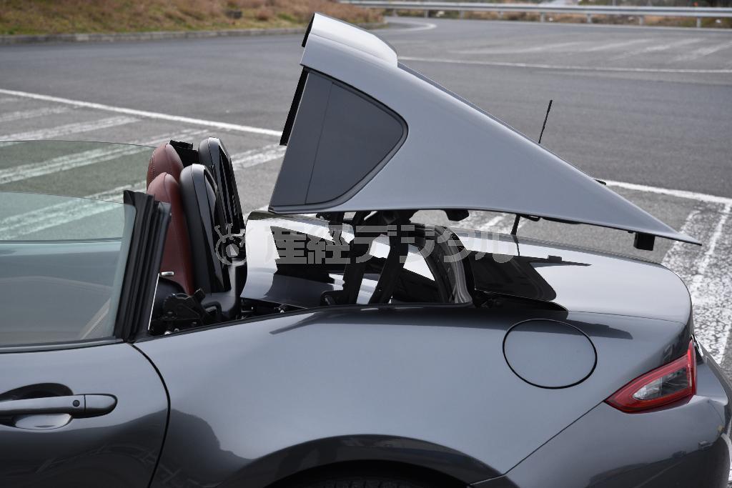 ルーフとリアウインドーがピラー下に収まる。この後ピラーが元の場所に戻って動作完了。ここまでわずか１３秒。ロードスターＲＦ