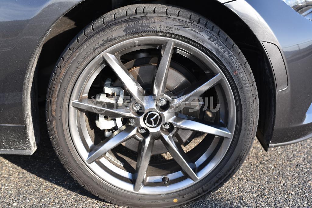 前後輪ともにサイズは２０５／４５Ｒ１７。幌屋根ロードスターから１インチアップして太く、ブレーキディスクも一回り大きい。ロードスターＲＦ