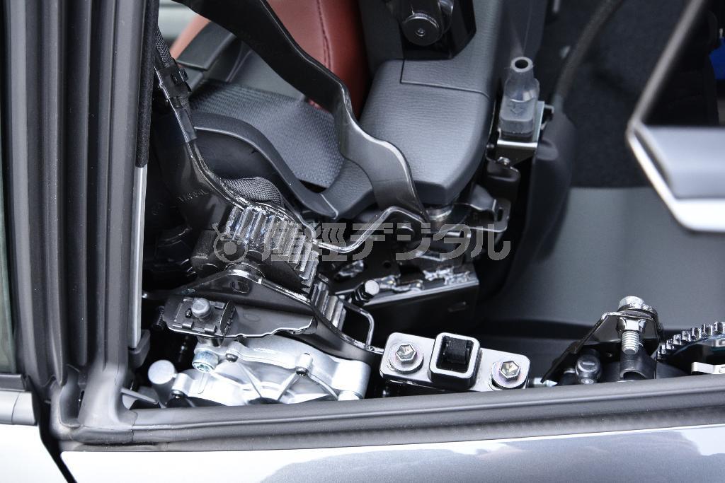 後部ピラーの内側根元。何がどう動くのか写真をみただけではさっぱりわからない複雑な機構。ロードスターＲＦ