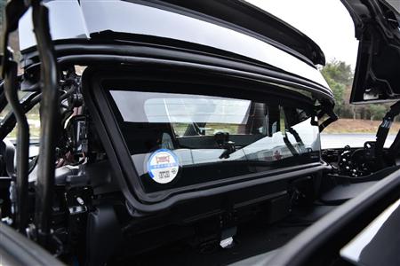 ルーフが２つに分割され、リアウインドーと３層に重なりながら収納される。ロードスターＲＦ