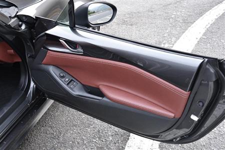 ドアパネル上部は外観との連続性が感じられるような凝った造形。ロードスターＲＦ