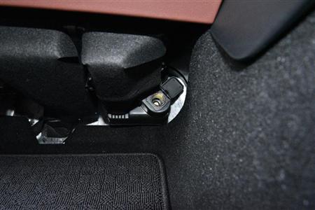 助手席の足元奥右端にサービスソケット。電源をとろうとして助手席に座ったまま手を伸ばすと柔軟運動になる。ウソです。私は届きません…ロードスターＲＦ