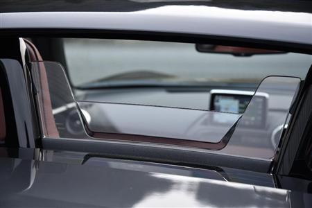 アクリルの整流板。オープン時の不快な風の巻き込みをカットしてくれる。ロードスターＲＦ