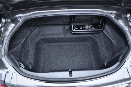 容量はロードスターからわずか３リットル減だからほぼ同じと考えていい。２人乗りなら十分実用的。ロードスターＲＦ