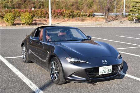 新色のマシーングレーメタリックは光の加減でガンメタにも黒にも見える不思議な色合い。ボディの抑揚がよくわかる色でもある。ロードスターＲＦ