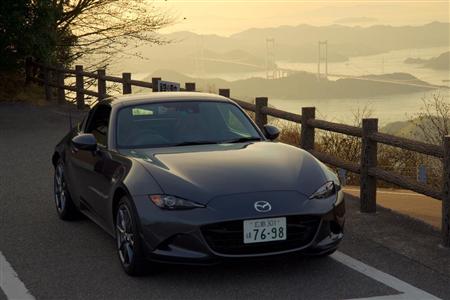 夕暮れ時の今治市大島の亀老山展望台駐車場にて。眼下には来島海峡大橋。ロードスターＲＦ