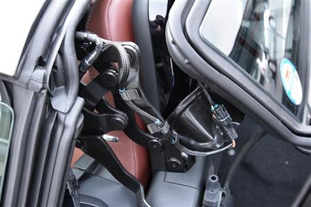 ピラーが上がると、リアウインドーは宙に浮くような形で収まっていることがわかる。ロードスターＲＦ