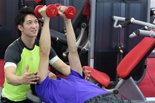 セレクトコーチの登録コーチによるトレーニング。利用者のニーズに合わせてプログラムを決めることができる