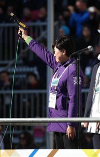 スターターを務めた小池百合子都知事＝２６日、都庁前（大西正純撮影）