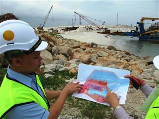 中国企業による埋め立てが進むマレーシア東部のクアンタン港＝１日（吉村英輝撮影）