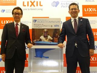 ＬＩＸＩＬの途上国向け簡易便器「ＳＡＴＯ」を紹介する瀬戸欣哉社長（右）＝２７日、東京都千代田区