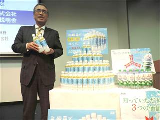 乳酸菌で体脂肪を減らす新商品「カラダカルピス」をアピールするアサヒ飲料の岸上克彦社長＝２８日、東京都千代田区