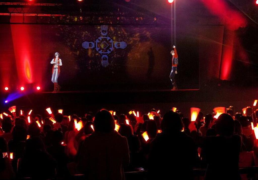 スクリーン上に投影されたキャラクターにリアルな観客が声援を送る「ＡＲｐｅｒｆｏｒｍｅｒｓ」