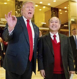 トランプ氏（左）との会談後、笑顔を見せるソフトバンクグループの孫正義社長＝２０１６年１２月６日、ニューヨークのトランプタワー（ＡＰ）