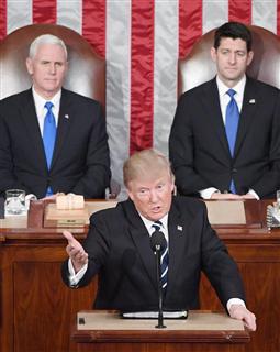 トランプ大統領（下）＝２月２８日、ワシントン（ＵＰＩ＝共同）