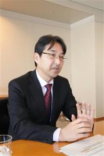 インタビューに答える日本自動車工業会の尾高和浩・労務委員長＝２月２８日、東京都港区南青山