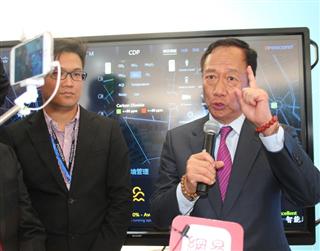 液晶テレビ工場に着工し、高精細な画質でシャープブランドの８Kテレビを生産すると表明した鴻海精密工業の郭台銘会長＝中国・広州市