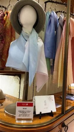 新潟の老舗メーカー、横正機業場が開発した絽や紗を使った高品質ストール＝三越日本橋本店（慶田久幸撮影）