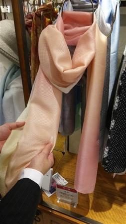 新潟の老舗繊維メーカー、横正機業場のストール＝三越日本橋本店（慶田久幸撮影）