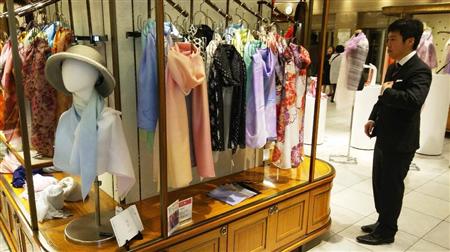 新潟の老舗メーカー、横正機業場が開発した絽や紗を使った高品質ストール＝三越日本橋本店（慶田久幸撮影）