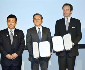 エアバスとの連携を強化する覚書を締結した日仏の政府関係者ら＝１日、東京都港区