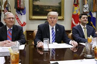 １日、ホワイトハウスで会合に出席するトランプ米大統領（中央）＝ワシントン（ＡＰ＝共同）