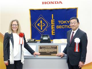 マイルストーン賞の贈呈式に出席したホンダの八郷隆弘社長（右）＝２日、東京都港区