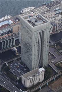 東芝本社ビル＝１７日午後、東京都港区（本社チャーターヘリから、桐原正道撮影）