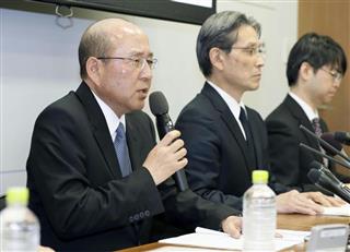 一連の不祥事を陳謝した後、２０１６年１２月期連結決算について説明する清水隆史社長（左）＝２月１５日午前、大阪市