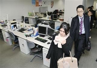 プレミアムフライデーの午後３時になり、仕事を終えて退社する社員たち＝２月２４日、東京都千代田区