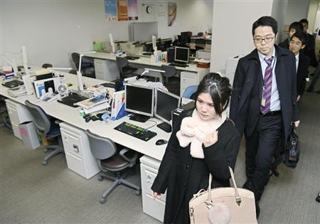 プレミアムフライデーの午後３時になり、仕事を終えて退社する社員たち＝２月２４日、東京都千代田区