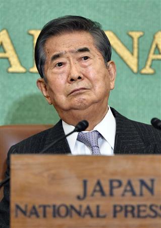 険しい表情で記者の質問を聞く石原慎太郎元東京都知事＝３日午後、東京・内幸町の日本記者クラブ