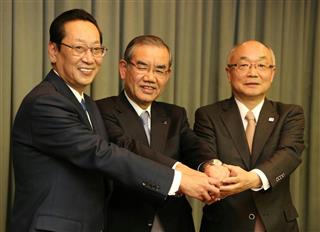 会見終了後、手を合わせる（左から）近畿大阪銀行の中前公志社長、関西アーバン銀行の橋本和正頭取、みなと銀行の服部博明頭取＝３日、大阪市中央区