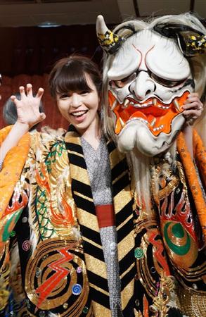 夜神楽上演後、衣装の試着をする清水のぶよアナ