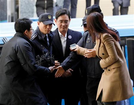取り調べのためソウルの特別検察官事務所に連行されたサムスン電子副会長の李在鎔容疑者（ロイター）