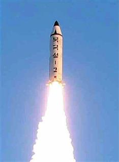 北朝鮮の労働新聞が2月13日に掲載した、新型の地対地中長距離弾道ミサイル「北極星2」の発射実験の写真(共同) 北朝鮮の労働新聞が2月13日に掲載した、新型の地対地中長距離弾道ミサイル「北極星2」の発射実験の写真(共同)