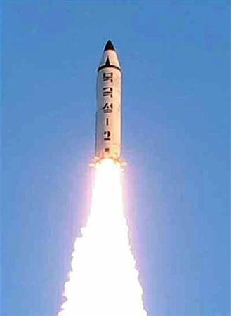 北朝鮮の労働新聞が２月１３日に掲載した、新型の地対地中長距離弾道ミサイル「北極星２」の発射実験の写真（共同）