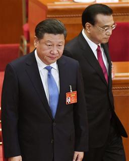中国の全人代に臨む習近平国家主席(左)と李克強首相=5日、北京の人民大会堂(共同) 中国の全人代に臨む習近平国家主席(左)と李克強首相=5日、北京の人民大会堂(共同)