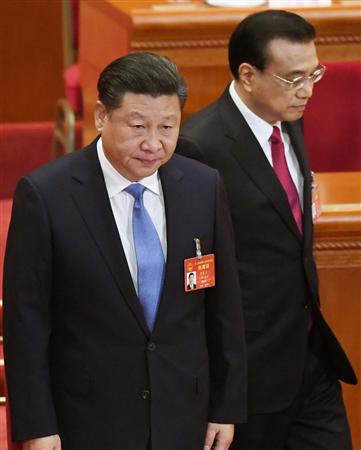 中国の全人代に臨む習近平国家主席（左）と李克強首相＝５日、北京の人民大会堂（共同）