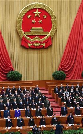 全人代が開幕し、国歌斉唱する代表＝５日、北京の人民大会堂（共同）