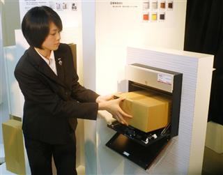 パナソニックが発表した、郵便ポストと一体化した宅配ボックス＝６日、大阪市