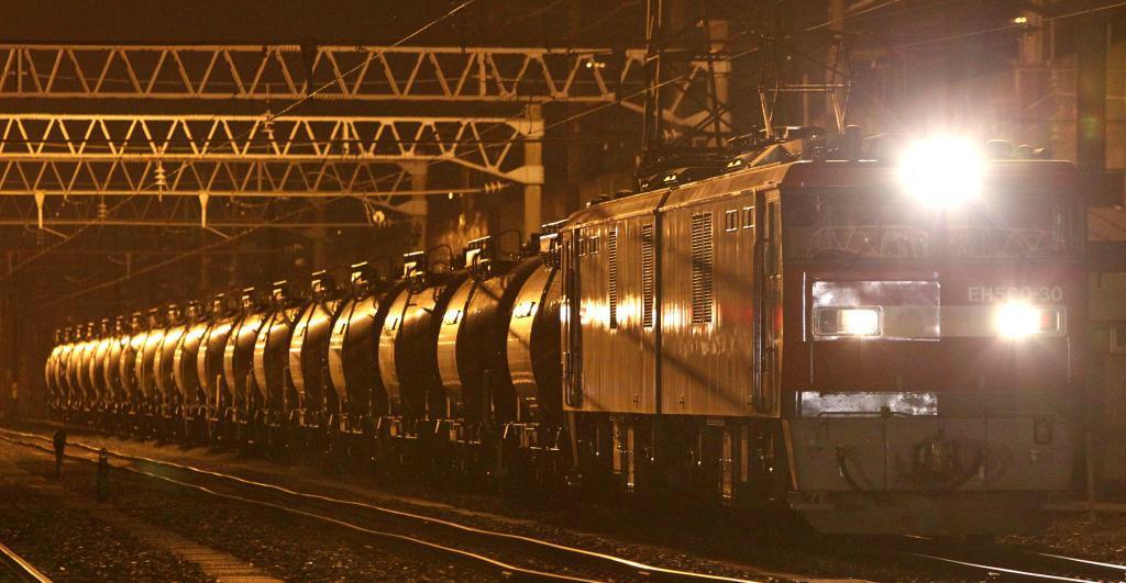 横浜市の根岸駅を出発し、新潟、青森を経由して２６時間かけて盛岡貨物ターミナル駅に到着したＪＲ貨物の「石油列車」＝２０１１年３月１９日午後、岩手県盛岡市