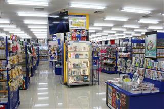 アニメイトバンコク店は、書籍やグッズの配置や宣伝材料の使い方などが日本の店舗同様になるよう、国内店と同じ什器（じゅうき）で棚作りを行っているのが特徴だ＝２０１６年５月
