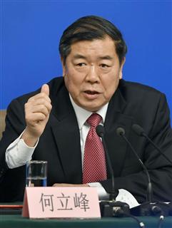 記者会見する国家発展改革委員会の何立峰主任＝６日、北京（共同）