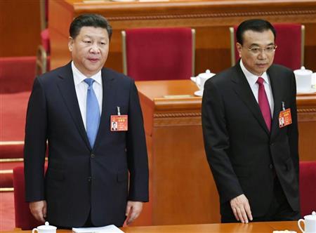 中国の全人代に臨む習近平国家主席（左）と李克強首相＝５日、北京の人民大会堂（共同）