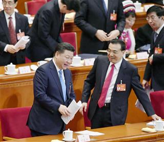 中国の第１２期全国人民代表大会の開幕式を終えた習近平国家主席（手前左）と李克強首相＝５日、北京の人民大会堂（共同）