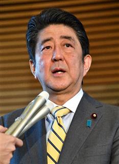 トランプ大統領との電話会談を終え、記者団に報告する安倍晋三首相＝７日午前、首相官邸（斎藤良雄撮影）