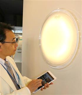 パナソニックの「リンクスタイルLED」はスマートフォンやタブレットで照明を一括制御できる=7日、東京都江東区 パナソニックの「リンクスタイルLED」はスマートフォンやタブレットで照明を一括制御できる=7日、東京都江東区